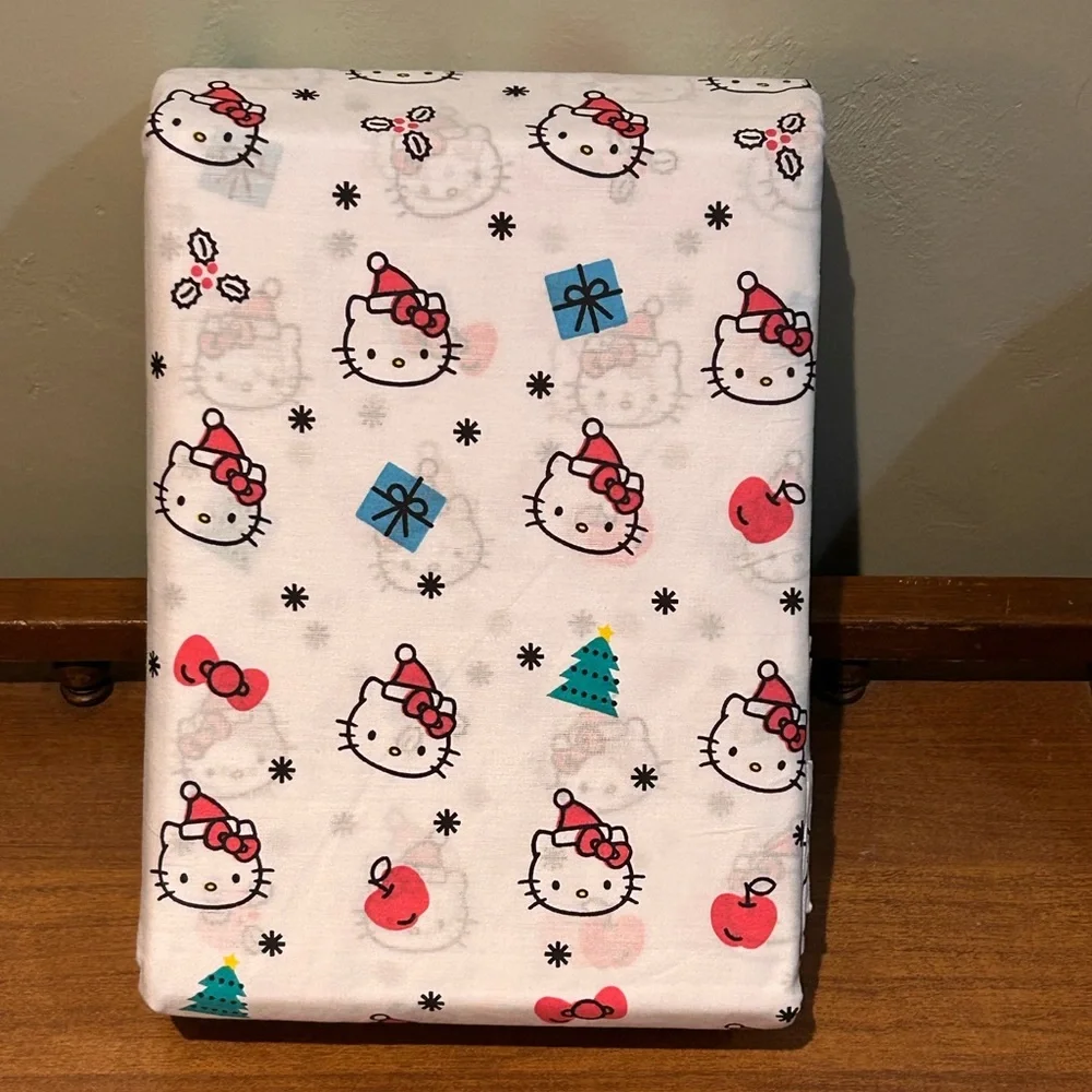 HELLO KITTY Christmas Themed 4 Piece Queen Sheet Set Made By Sanrio NWTS